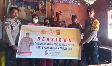 Pembagian-Bantuan-Biasiswa-pada-Peringatan-Hari-Bhayangkara-Ke-78-di-Nebe,-Sikka