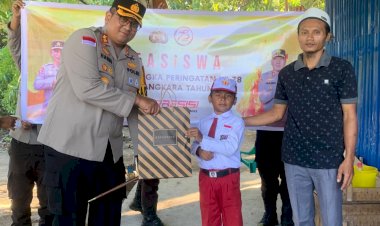 Kapolres-Sikka-Berikan-Beasiswa-untuk-Anak-Sekolah-dalam-Rangka-Hari-Bhayangkara-ke-78