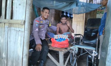 Sentuhan-Kasih-Bhabinkamtibmas-Sikka-Salurkan-Sembako-dan-Lakukan-Sambang-untuk-Ciptakan-Situasi-Kamtibmas-Kondusif