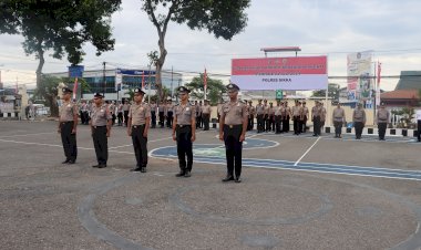 Kapolres-Sikka-pimpin-upacara-kenaikan-pangkat-personil-Polres-SIkka-dan-Brimob-Yon-B-Pelopor-Maumere