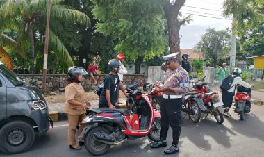 Satuan-Lalu-Lintas-Polres-Sikka-Lakukan-Penertiban-Ranmor-di-sepanjang-ruas-jalan-Jenderal-Sudirman-Waioti