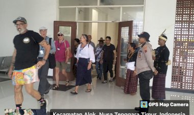 Kapal-National-Geographic-Orion-Sambangi-Pelabuhan-L.-Say-Maumere,-Disambut-Antusias