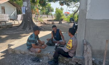 Jaga-Sitkamtiibmas,-Bhabinkamtibmas-Bripka-Arsyad-Sambang-Warga-di-Dusun-Bajo,-Desa-Geliting