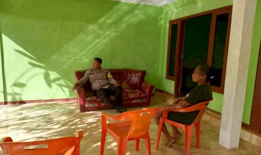 Penuh-Keakraban,-Bhabinkamtibmas-Polsek-Alok-Sambang-Warga-Binaanya