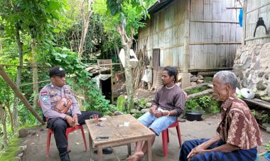 Jalin-Silahturahmi-Jaga-Sitkamtibmas,-Bhabinkamtibmas-di-Desa-Nirangkliung,-Kecamatan-Nita,-Kabupaten-Sikka-Sambangi-Warga-Binaannya