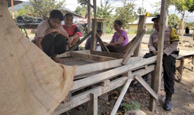 Bripka-Ady-Leo-Lakukan-Patroli-Dialogis-Bhabinkamtibmas-di-Desa-Egon,-Kecamatan-Waigete,-Kabupaten-Sikka