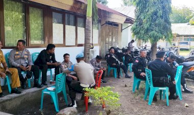 Pengamanan-Musyawarah-Terbuka-Penyelesaian-Sengketa-Pemilihan-Paslon-Perseorangan-Gagal-Berlangsung-di-Kantor-Bawaslu-Kab.-Sikka