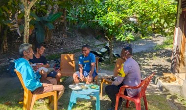 BRIPKA-Longginus-Mannu-Aktif-Sambangi-Warga,-Wujudkan-Keamanan-di-Desa-Du