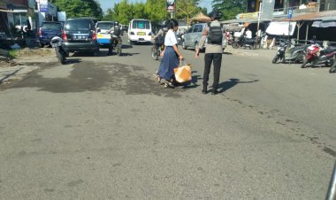 Kegiatan-Patroli-Strongpoint-Pagi-dan-Pengaturan-Lalu-Lintas-oleh-Unit-Turjawali-Sat.-Samapta-Polres-Sikka-di-Seputaran-Kota-Maumere