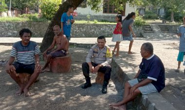 Bhabinkamtibmas-Desa-Lela-Perkuat-Kamtibmas-dengan-Patroli-dan-Sambang,-Warga-Siap-Bekerja-Sama-dengan-Polri