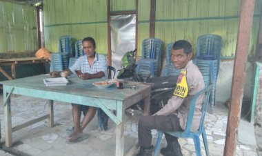 Bhabinkamtibmas-Sambangi-Warga,-Himbau-Suasana-Aman-dan-Kondusif-Dalam-Rangkaian-Pilkada-2024-Kabupaten-Sikka