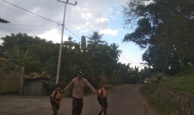 KEGIATAN-STRONG-POINT-POLSEK-LELA,-PENGATURAN-LALU-LINTAS-DI-DEPAN-SDI-LELA