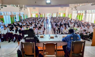 Satres-Narkoba-Polres-Sikka-Memberikan-Sosialisasi-Di-SMA-Negeri-II-Maumere,-Tentang-Dampak-Pengunaan-Narkoba-dan-Minuman-Keras-(Miras)-serta-Modus-Operasi-tentang-penyelundupan-Narkoba-di-Indonesia