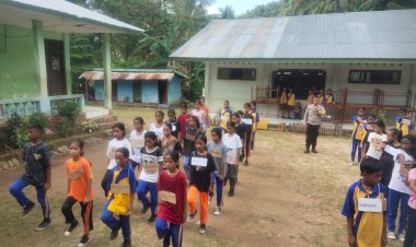 POLSEK-PAGA-HADIR:-GIAT-LATIHAN-PERATURAN-BARIS-BERBARIS,-DALAM-RANGKA-MASA-PENGENALAN-LINGKUNGAN-SEKOLAH-(MPLS)-PESERTA-DIDIK-BARU-SMP-SWASTA-TANANUWA-MASEBEWA-TAHUN-PELAJARAN-2024/2025