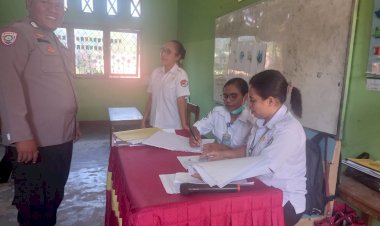 Bhabinkamtibmas-Sukses-Kawal-Imunisasi-Polio-dan-Campak-di-Tiga-Sekolah-Dasar-di-Sikka