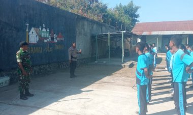 BRIPKA-HADI-DAN-SERTU-DANIEL-KOLABORASI-MELATIH--PBB-(-PERATURAN-BARIS-BERBARIS-)-PESERTA-PASKIBRA-TINGKAT-KECAMATAN-KANGAE-KABUPATEN-SIKKA-TAHUN-2024