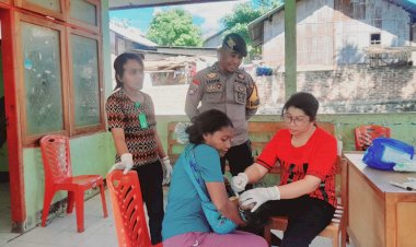 Bhabinkamtibmas-Kel.-Hewuli-Monitor-Pekan-Imunisasi-Nasional-di-Posyandu-Kampung-Ona