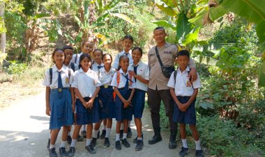 Polisi-Sahabat-Anak:-Bhabinkamtibmas-Pospol-Palue-Ajak-Pelajar-SMPN-1-Palue-Berbincang-dan-Beri-Himbauan-Kamtibmas