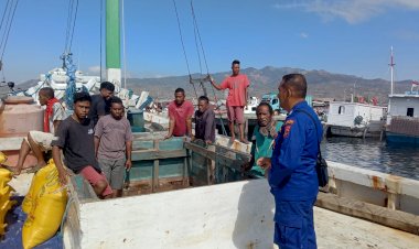 Anggota-Sat-Polair-Polres-Sikka-Laksanakan-Polmas-Kepada-Masyarakat-Nelayan-Sikka