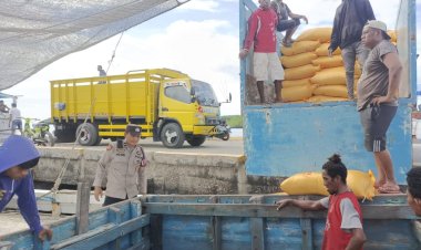 Patroli-Dialogis-dan-Himbauan-Kamtibmas-di-Pelabuhan-Maumere-Oleh-Pospol-KP3-Laut