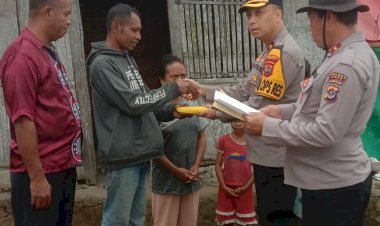 Wakapolres-Sikka-Serahkan-Bantuan-Perbaikan-Rumah-Tertimpa-Tower-Radio-Polri
