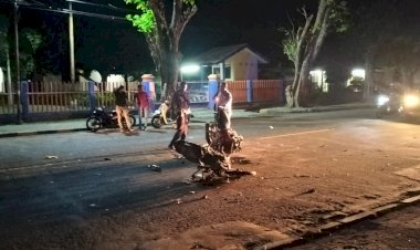 SAT.-LANTAS-POLRES-SIKKA-TANGANI-LAKA-LANTAS-DI-DEPAN-KANTOR-BULOG-MAUMERE-KORBAN-1-ORANG-MENINGGAL-DUNIA-DAN-3-ORANG-LUKA