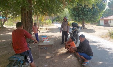 Wujudkan-Kamtibmas-Agar-Tetap-Kondusif,-Bhabinkamtibmas-Rutin-Sambang-Warga