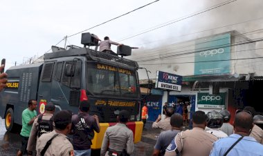 Kebakaran-Terjadi-di-Jalan-Raja-Centis,-Polres-Sikka-Sigap-Kerahkan-AWC-Bantu-Warga-Padamkam-Api