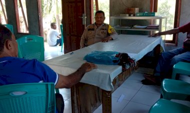 Kegiatan-Bhabinkamtibmas-Desa-Lela:-Menjalin-Kedekatan-dan-Memantau-Kamtibmas