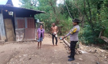 Wujudkan-Kamtibmas-Agar-Tetap-Kondusif,-Bhabinkamtibmas-Desa-Hikong-Rutin-Sambang-Warga