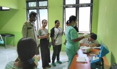 kegiatan--Bhabinkamtibmas-Kel.-Kota-Uneng,-Kec.-Alok,-Kab.-Sikka-dalam-pelayanan-kesehatan-kepada-Masyarakat-Kecamatan-Alok-(PIN)