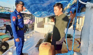 Anggota-Piket-Sat-Polair-Polres-Sikka-Laksanakan-Sambang-Di-Areal-Pelabuhan-/-Masyarakat-pesisir