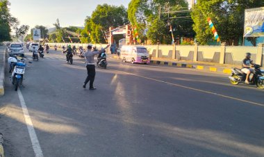 Personil-Sat-Lantas-Melaksanakan-Pengaturan-Lalu-Lintas-(-Strong-Point-Pagi-)-dan-Penertiban-Kendaraan-Bermotor