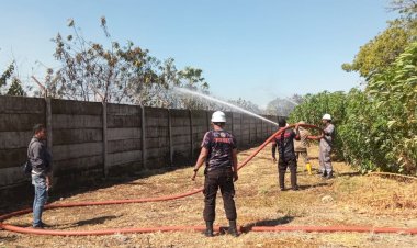 POLRES-SIKKA-BERSAMA-PIHAK-PLTMG,-PEMADAM-KEBAKARAN-DAN-DEN-B-PELOPOR-PADAMKAN-KEBAKARAN-LAHAN-MILIK-PLTMG-40-MW-WAIRITA,-DESA-HODER,-KEC.-WAIGETE,-KAB.-SIKKA