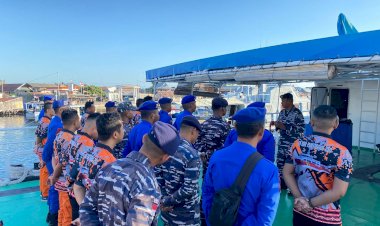 Semarakkan-HUT-RI-ke-79,-Warga-Pesisir-dan-Nelayan-Wuring-Terima-Bendera-Merah-Putih-dan-Bersih-bersih-Laut