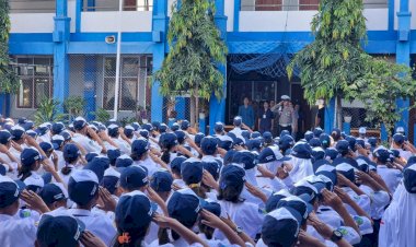 Satlantas-Polres-Sikka-Gelar-Upacara-dan-Sosialisasi-Tertib-Lalu-Lintas-di-SMPN-01-Maumere