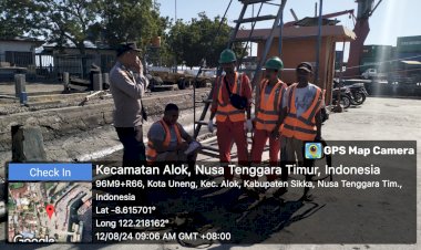 Pastikan-Pelabuhan-Maumere-Aman,-Pospol-KP3-Laut-Maumere-Patroli