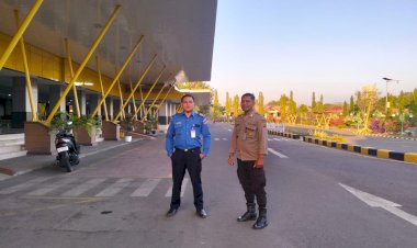 Bandara-Frans-Seda-Tutup-Akibat-Abu-Vulkanik.-Personil-KP3-Udara-dan-Otoritas-Keamanan-Bandara-Frans-Seda-Melaksanakan-Pengamanan