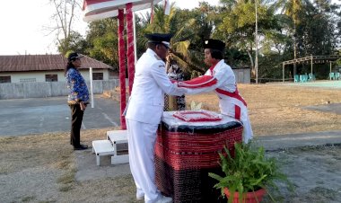 UPACARA-PENURUNAN-BENDERA-MERAH-PUTIH-TINGKAT-KECAMATAN-NELLE.