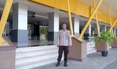 Personil-KP3-Udara-Memberikan-Update-Penerbangan-Hari-ini,-Bersama-Otoritas-Keamanan-Bandara-Melaksanakan-Pengamanan-Bandara-Frans-Seda