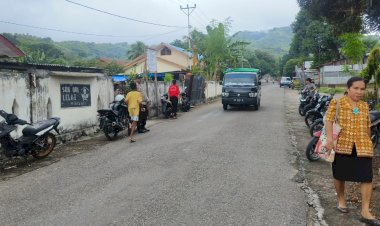 Polsek-Lela-Gelar-Pengaturan-Lalu-Lintas-di-Depan-SDK-Lela-1-untuk-Jamin-Keamanan-Siswa-dan-Guru