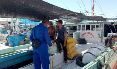 Anggota-Sat-Polair-Aipda-Sarudin-Melaksanakan-Patroli-dan-Sambang-di-Masyarakat-Nelayan-Wuring