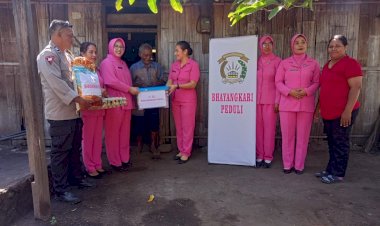 Peduli-Sesama,-Bhayangkari-Sikka-Berikan-Bantuan-kepada-Warga-Kurang-Mampu