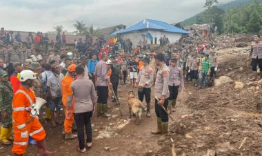 Polri-Kerahkan-102-Personel-dan-Satu-Anjing-K9-Cari-Korban-Longsor-di-Kelurahan-Rua,-Ternate