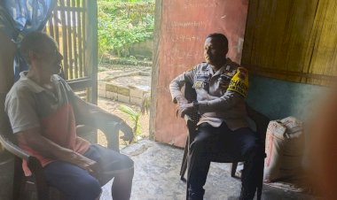 Bhabinkamtibmas-Polsek-Lela,-Bripka-Longginus-Manu-melakukan-giat-Sambang,-Dusun-Du,-Desa-Du-,-Kec.-Lela,-Kab.-Sikka.