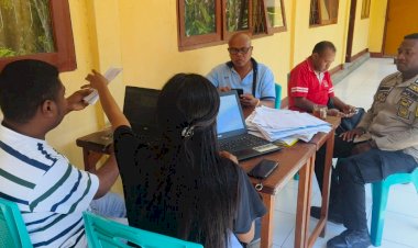 Bhabinkamtibmas-Polsek-Lela,-Bripka-Longginus-Manu-melakukan-giat-Sambang,-Dusun-Lela,-Desa-Lela,--Kec.-Lela,--Kab.-Sikka.