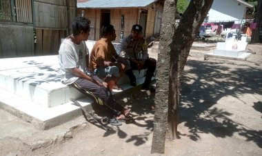 Bhabinkamtibmas-Polsek-Paga,-Aipda-Dewa-Swijana-melakukan-giat-Patroli-Dialogis-di-rumah-Bapak-Valentinus-Lilang,--Dusun-Nangablo,-Desa-Dobo-,-Kec.--Mego,--Kab.--Sikka.