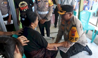 Kapolres-Sikka-Kunjungi-Keluarga-Korban-Kecelakaan-Lalu-Lintas,-Sampaikan-Permintaan-Maaf-dan-Bela-Sungkawa