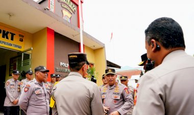 Temui-Personel-yang-Jadi-Penggali-Kubur,-Kapolri-:-Terus-Menjadi-Polisi-Baik-untuk-Masyarakat