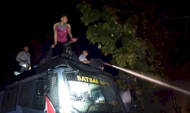 Aksi-Cepat-Polres-Sikka-dan-Damkar-Berhasil-Jinakkan-Kebakaran-Hebat-di-Belakang-Pasar-Alok